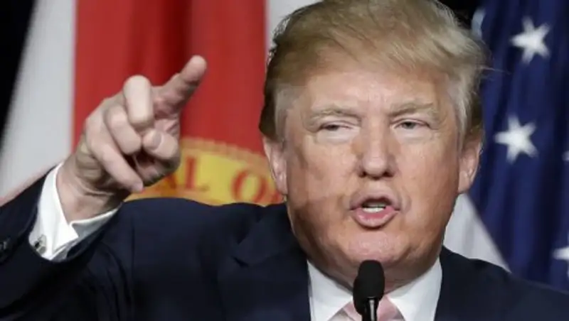 Трамп потребовал выдвинуть уголовные обвинения против Хиллари Клинтон