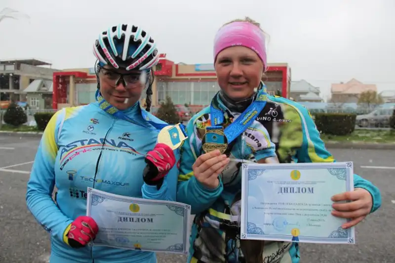 Победительницы парно-командной гонки на 20 км Юрайтис Екатерина и Генелева Надежда, фото - Новости Zakon.kz от 31.03.2015 15:04
