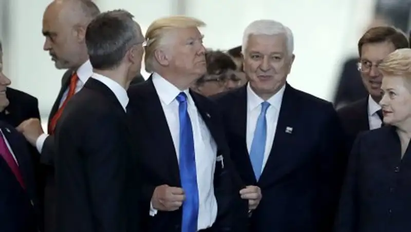Трампа, резко отодвинувшего премьера Черногории, просят извиниться