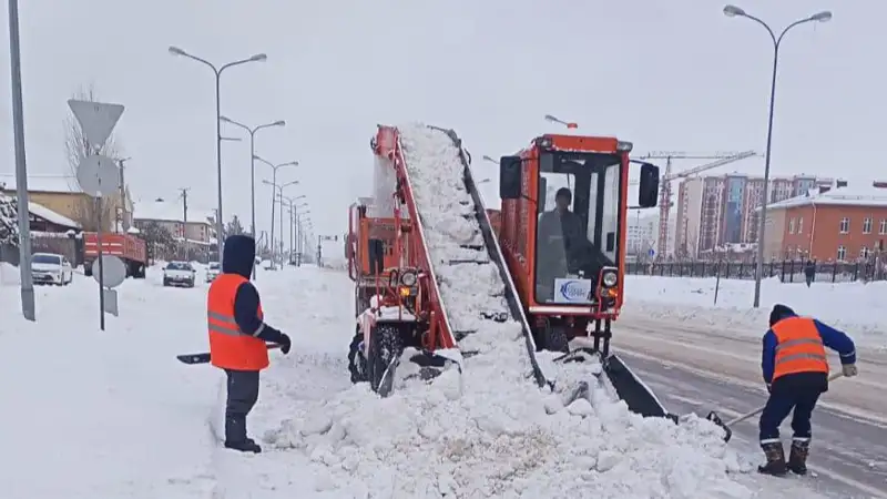 уборка снег, фото - Новости Zakon.kz от 26.11.2021 19:36
