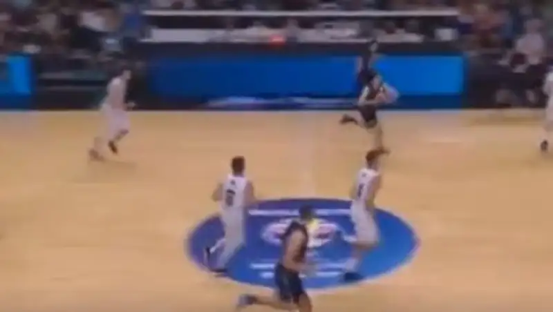 Рухнувший баскетбольный щит нокаутировал игрока