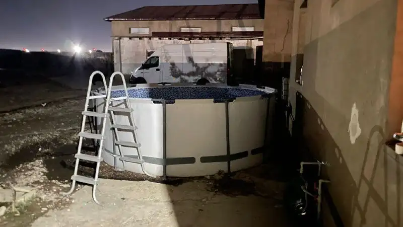 Трехлетний малыш упал в бассейн в Шымкенте: он в коме