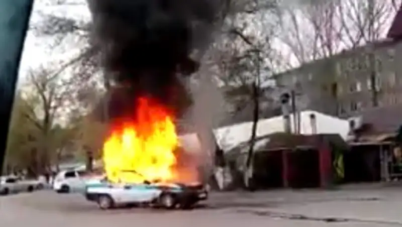 Патрульная машина загорелась в Алматинской области