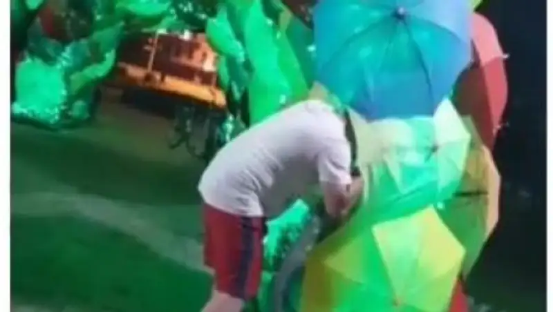 Мужчина с ребенком вырвал зонты из инсталляции в Астане