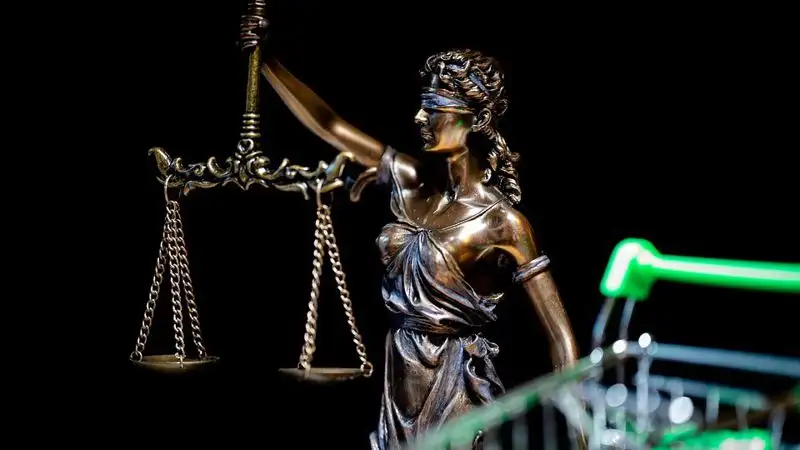 Женщину, уронившую ребенка с третьего этажа, оштрафовали