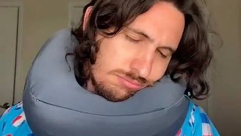 Как правильно спать с надувной подушкой в путешествии