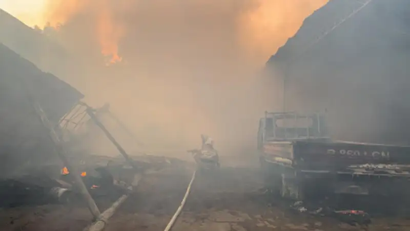 В Алматы загорелся мебельный цех: произошел взрыв