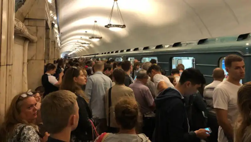 Три поезда с людьми застряли в московском метро