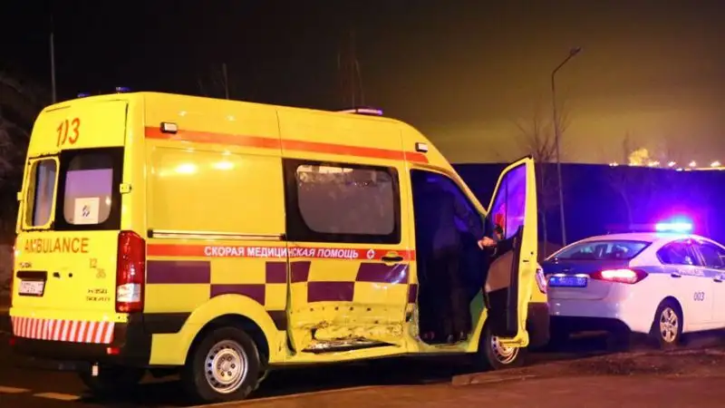 В Алматы автомобиль Honda Pilot протаранил машину скорой помощи