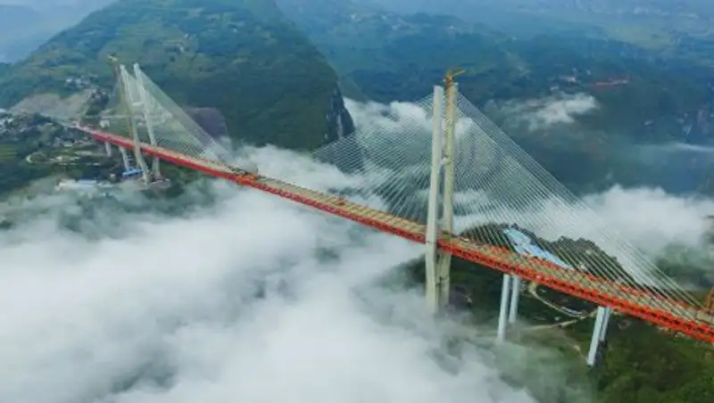 По самому высокому в мире навесному мосту в Китае начали ездить автомобили