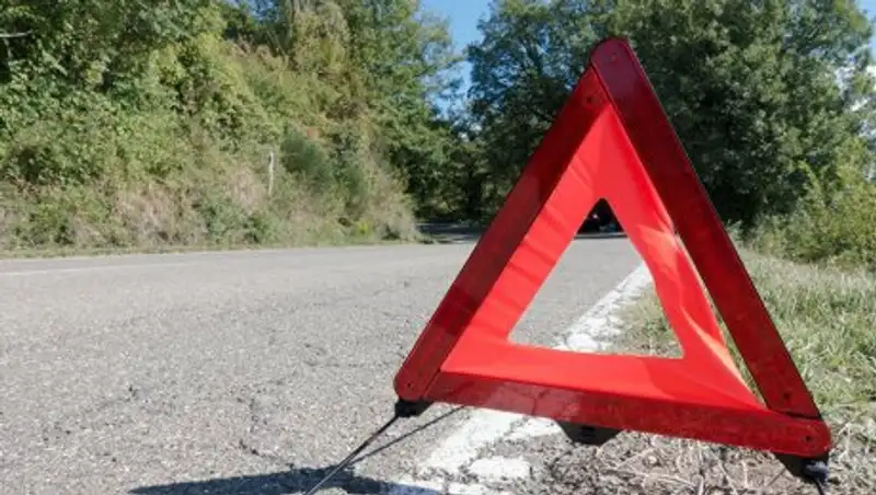 Рухнувший из-за ДТП столб упал на припаркованное авто в Кокшетау