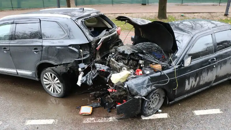 Зажало в автомобиле: ДТП с двумя пострадавшими произошло в Алматы