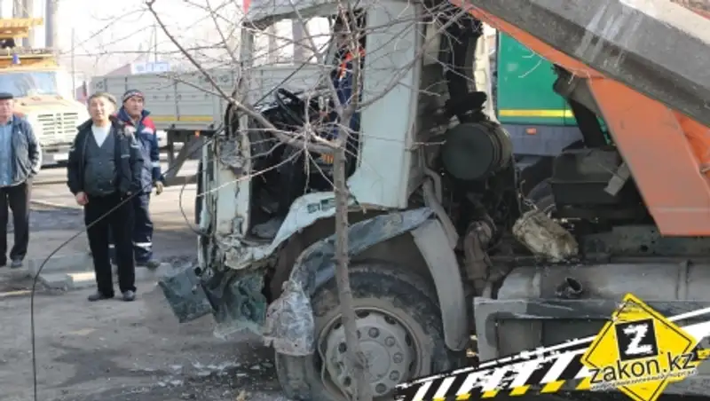 В Алматы водитель пассажирского автобуса спровоцировал ДТП с участием КамАЗа