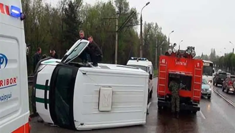 Автомобиль инкассаторов перевернулся в Алматы