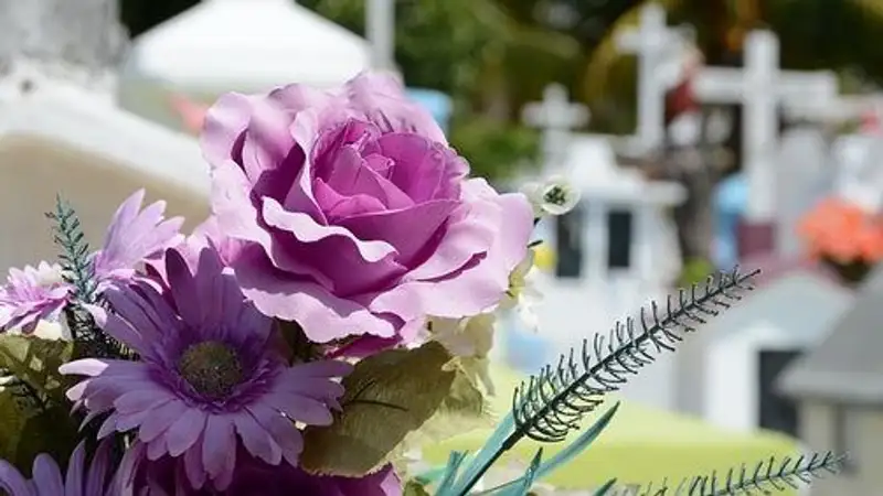 В Актобе умершего малыша похоронили только на пятые сутки из-за пьющих родителей