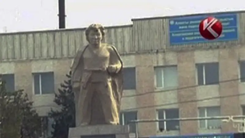 Уродливый памятник легендарному Мустафе Озтюрку обещают заменить