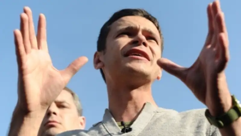 Помощник сенатора подрался с критиковавшим Путина оппозиционером Яшиным