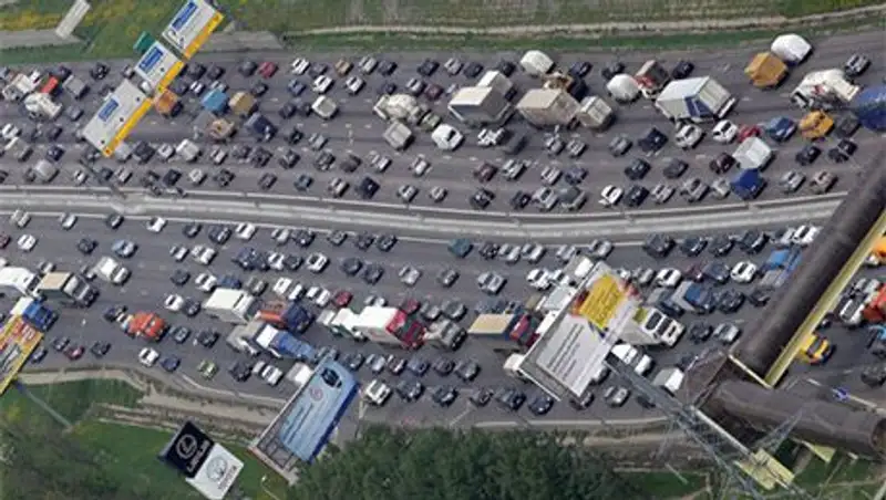 Разлившаяся строительная смесь спровоцировала серьезное ДТП на МКАД