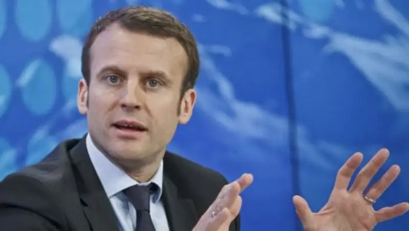 Во Франции резко падает рейтинг президента Макрона