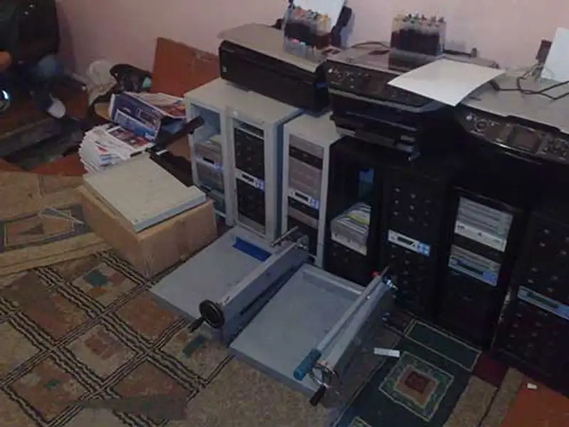 Точку оптовой продажи контрафактных дисков выявили в Алматы (фото), фото - Новости Zakon.kz от 18.11.2013 23:09