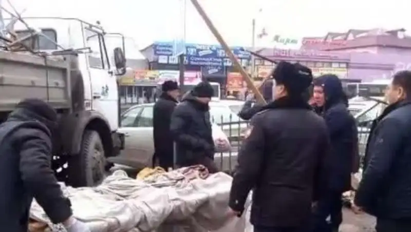 В Шымкенте сносят незаконный базар