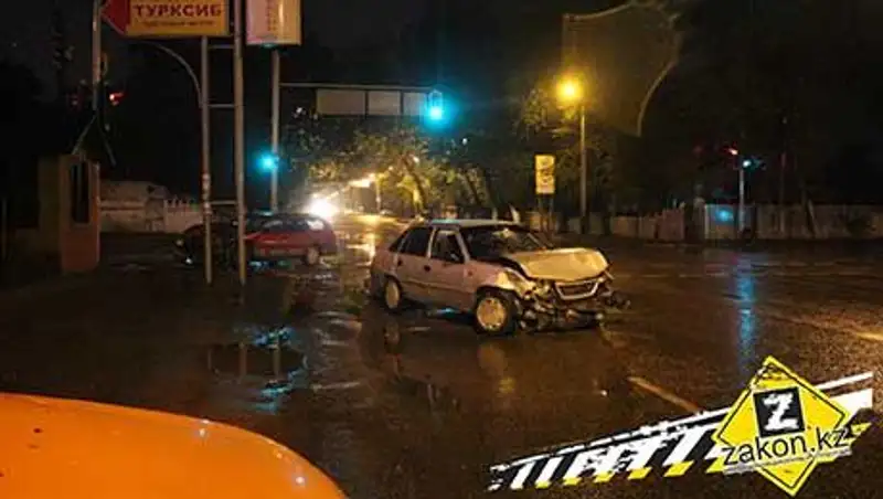 В Алматы пассажирки водителя, совершившего ДТП, потребовали выплатить им страховку
