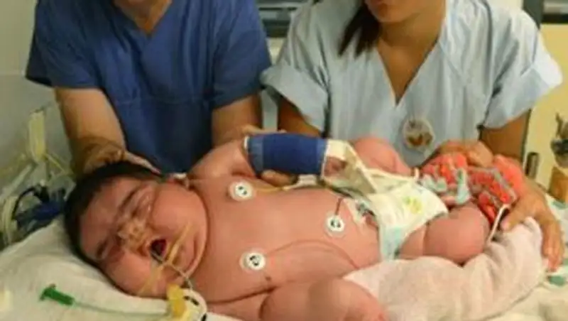 В Китае родился ребенок-гигант, фото - Новости Zakon.kz от 26.11.2013 20:08