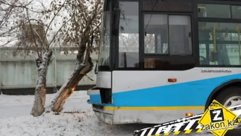 В Алматы водитель Toyota не справился с управлением и врезался в пассажирский автобус