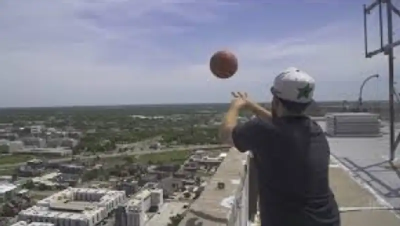 Американский баскетболист попал в кольцо со 162-метровой высоты
