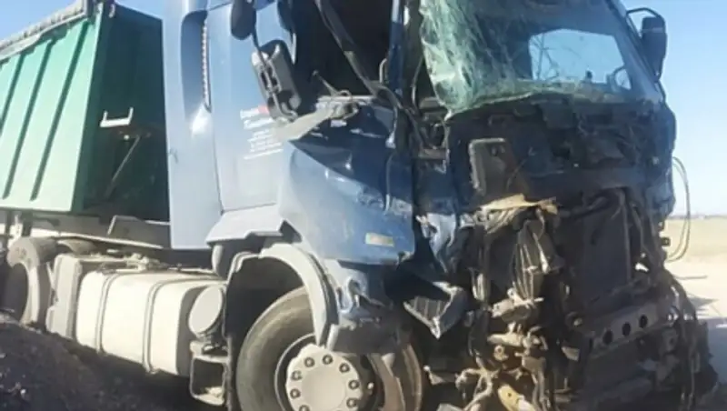 Самосвал попал в ДТП на трассе Алматы - Капшагай