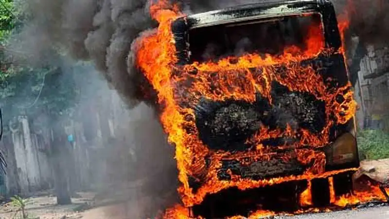 Маршрутный автобус сгорел во время движения в Шымкенте, пострадавших нет