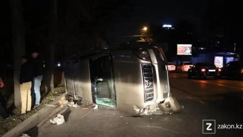 Land Cruiser Prado перевернулся в Алматы во время ДТП