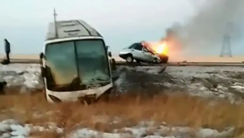 ВАЗ столкнулся с пассажирским автобусом в СКО и сгорел дотла