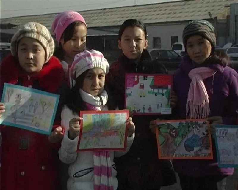 Школьники Алматы призвали водителей к безопасности дорожного движения, фото - Новости Zakon.kz от 16.11.2013 21:29