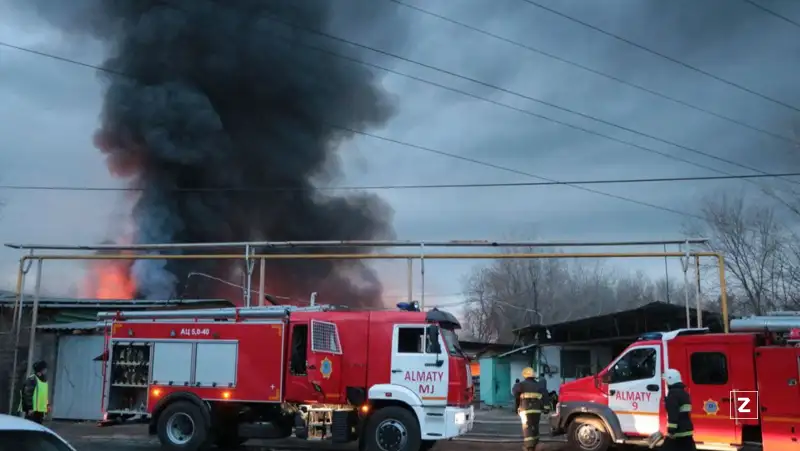 Как тушили крупный пожар на складе в Алматы