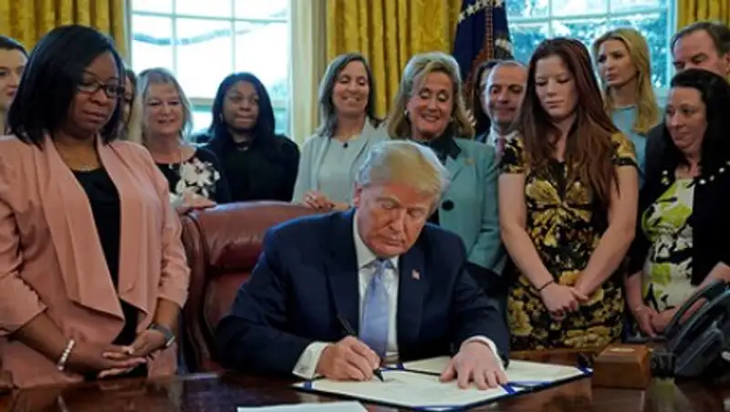 Трамп выгнал американских проституток из интернета