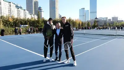 Сыграли в теннис около Байтерека, фото - Новости Zakon.kz от 02.10.2022 18:39