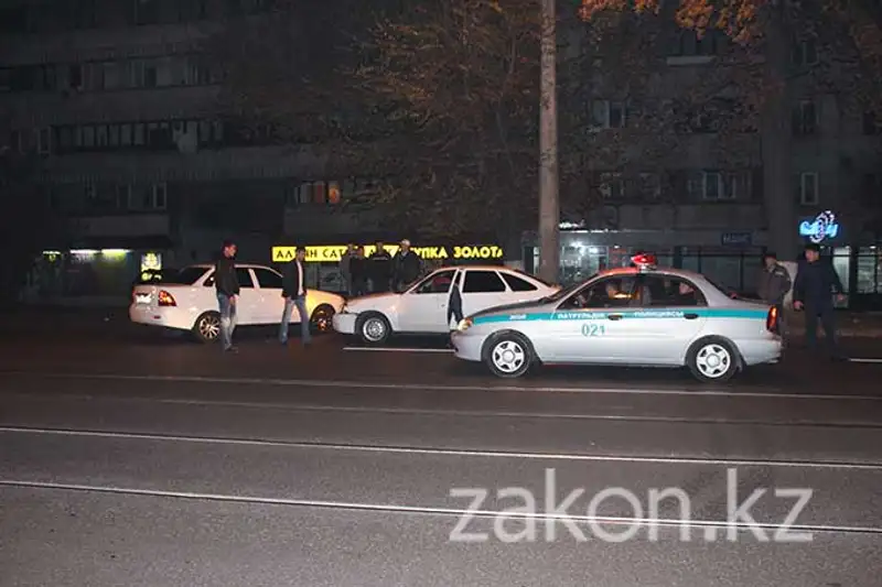 Пешеход, перебегавший дорогу в неположенном месте, попал под колеса Лады в Алматы (фото), фото - Новости Zakon.kz от 13.11.2013 18:08