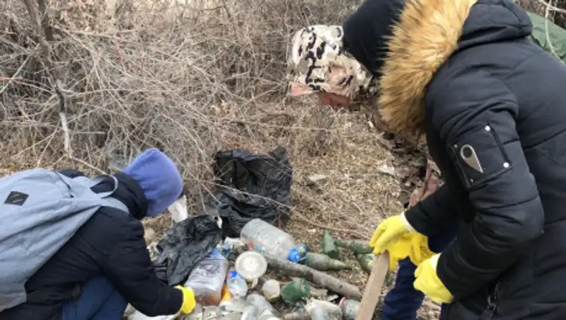 В Атырау по итогам субботника с берегов реки было собрано 52 тонны мусора