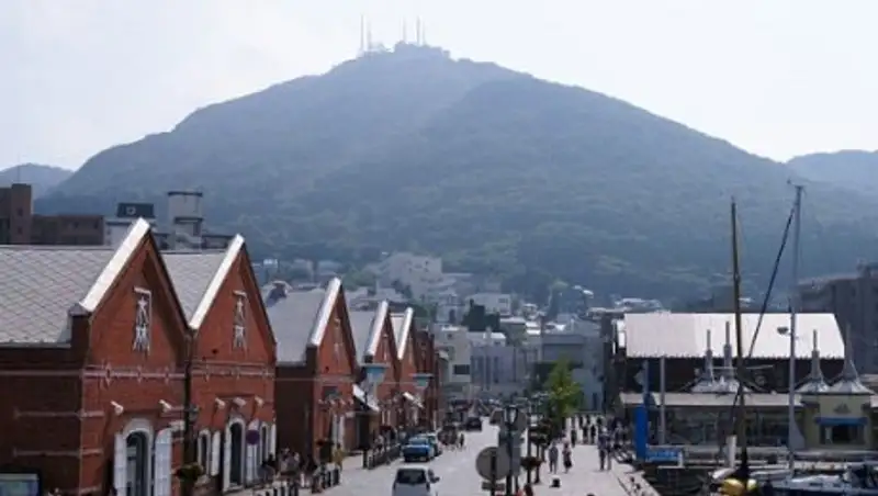 Сотни туристов оказались в ловушке на вершине горы Хакодате в Японии