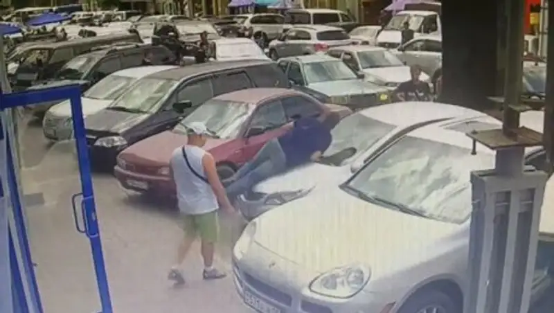 В Алматы мужчину избили из-за места на парковке