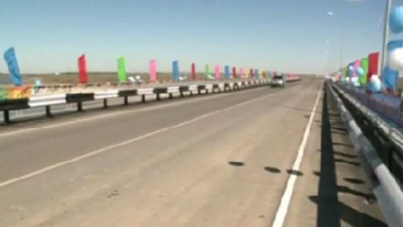 На юге Казахстана завершили строительство автодорожного моста