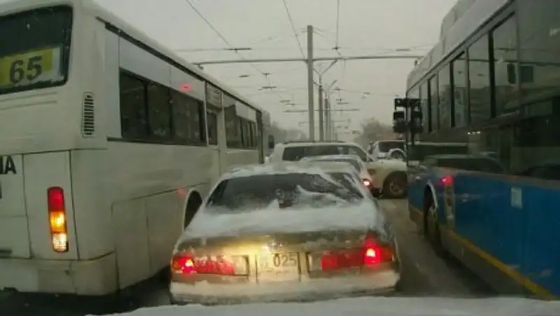 Алматыда &#1179;о&#1171;амды&#1179; к&#1257;лікті&#1187; жола&#1171;ына &#1257;тіп кететіндер азаймай т&#1201;р