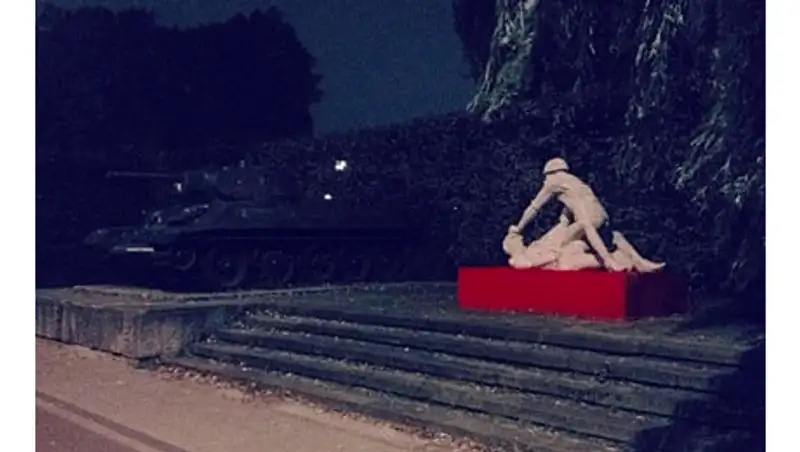 В Гданьске демонтировали скульптуру советского солдата-насильника, фото - Новости Zakon.kz от 14.10.2013 22:00