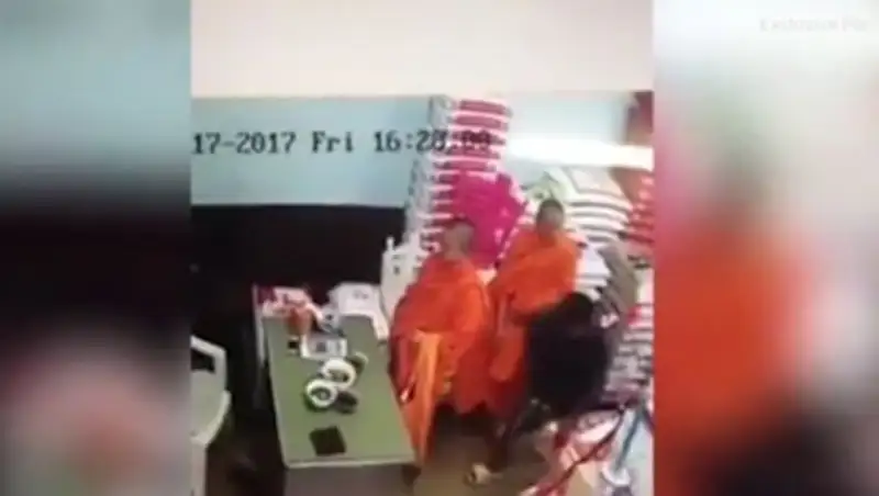 В Таиланде монах украл iPhone у продавца в магазине