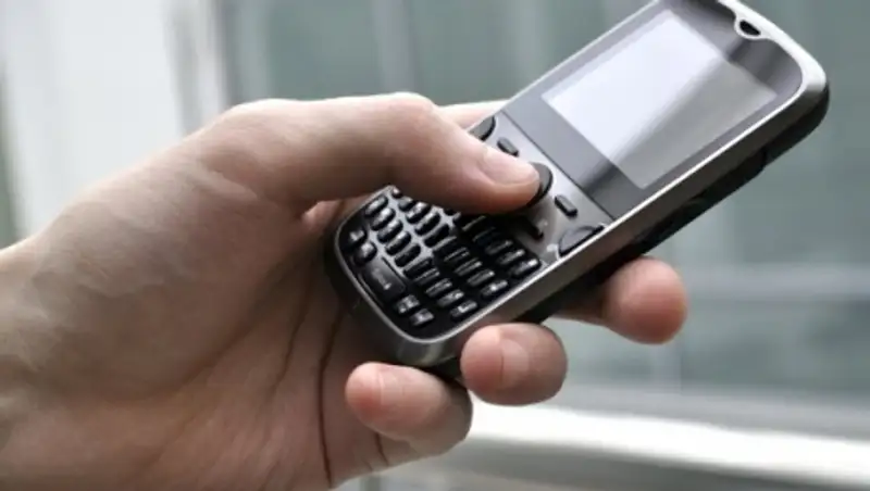 В России мужчина убил себя вилкой после проверки телефона жены