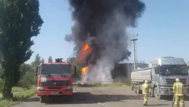 В Кыргызстане горит нефтебаза