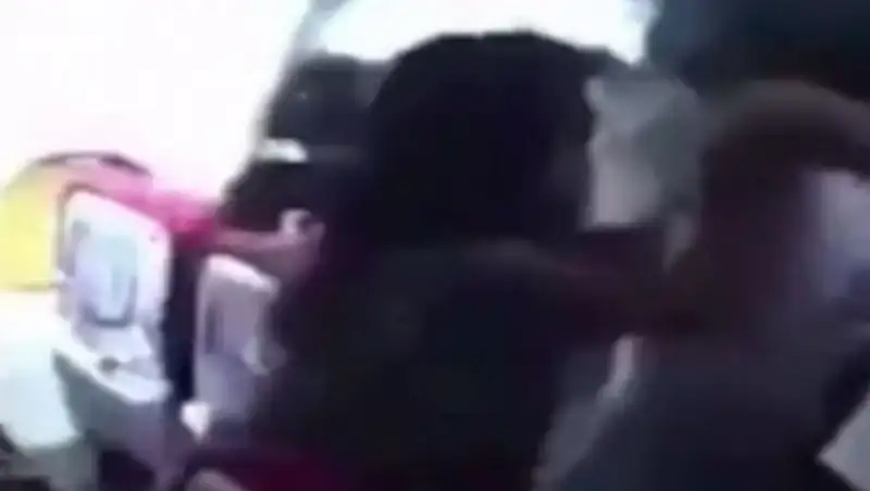 Драку авиапассажиров из-за женщины сняли на видео