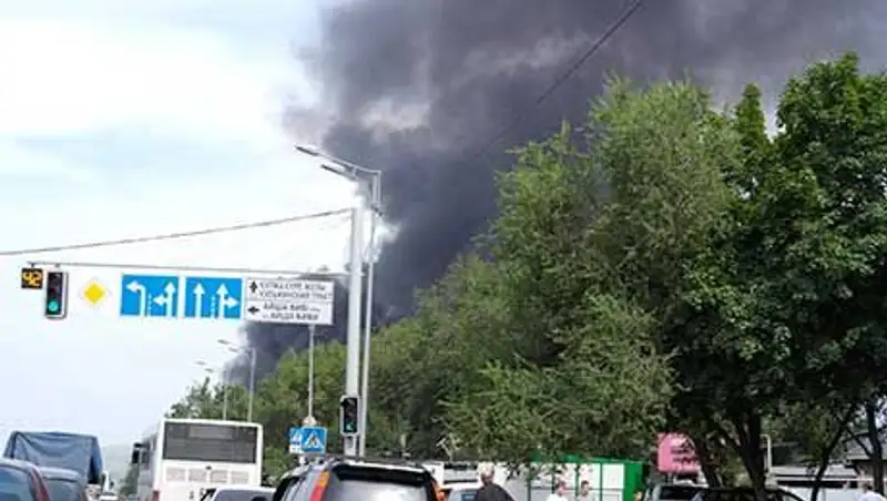 Крупный пожар в Алматы. Горят склады