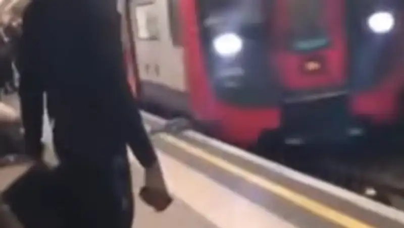 Спасение дурачившихся парней из-под колес поезда попало на видео